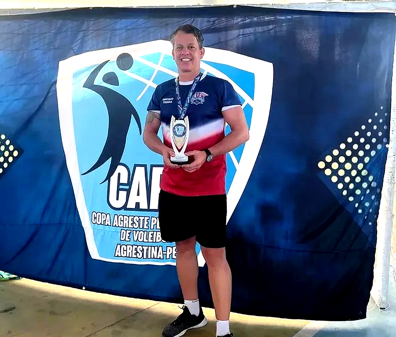 Técnico Karol Wojtyla com troféu da Copa Agreste
